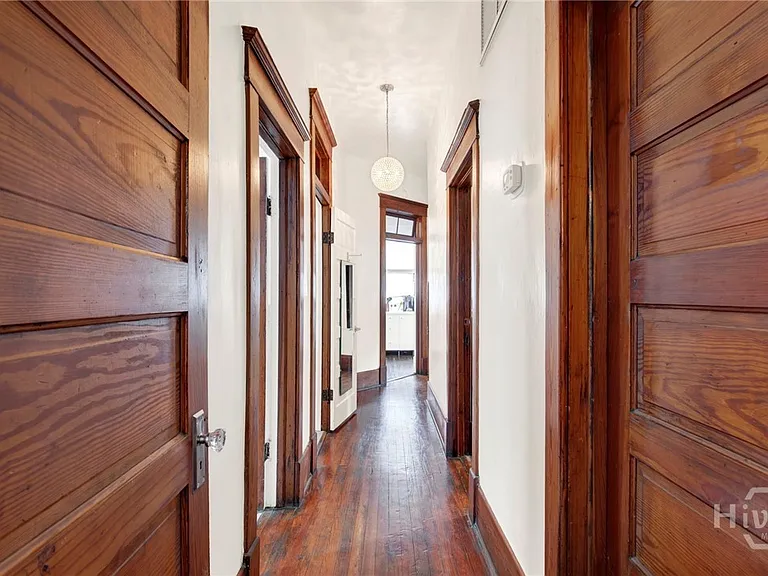 114 W Waldburg St — Photo 21