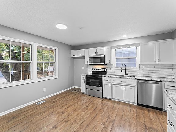 5th image of 616 NE Mimosa Dr