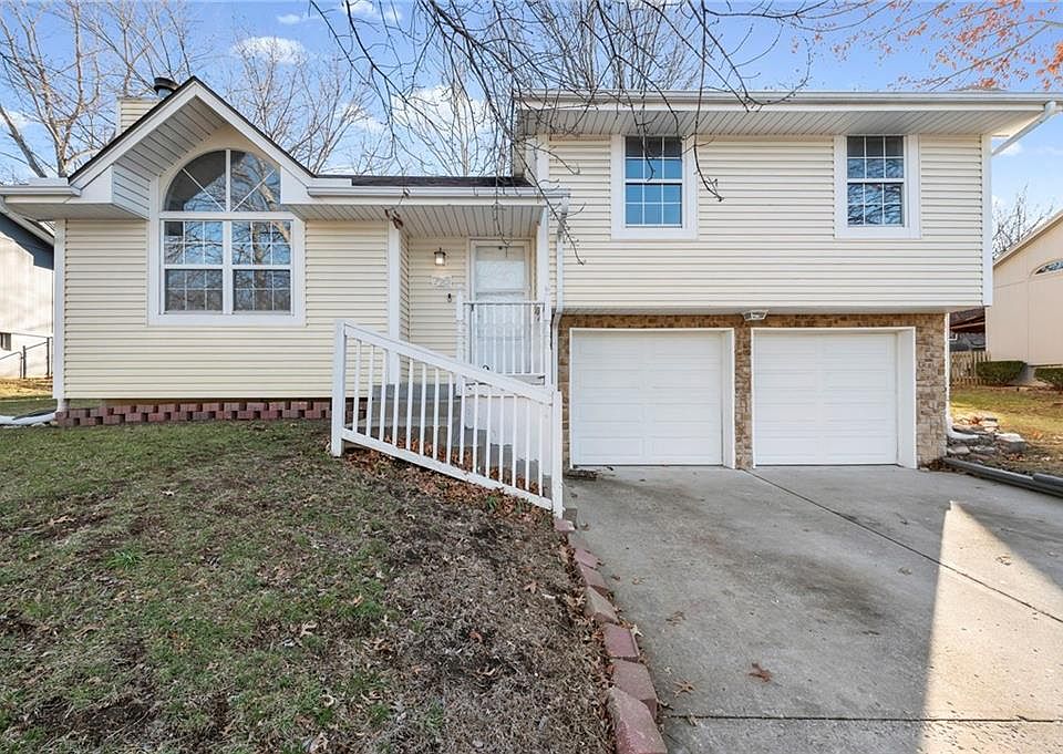 1st image of 725 NE Lyon Dr