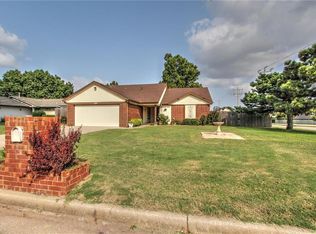 1520 W Hollyhead Ter, Yukon, OK 73099