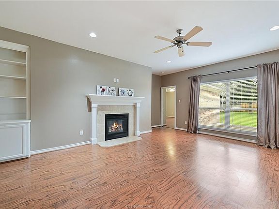 3rd image of 2384 Kendal Green Cir