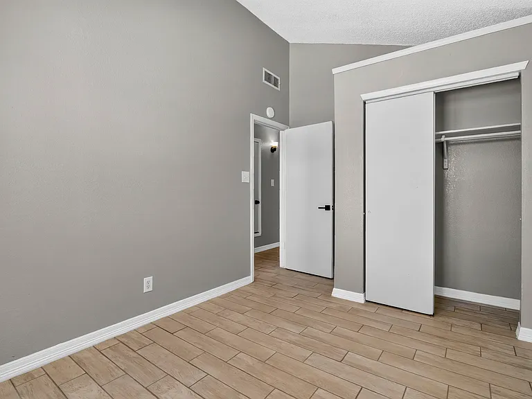 9128 Bur Oak Cir — Photo 21