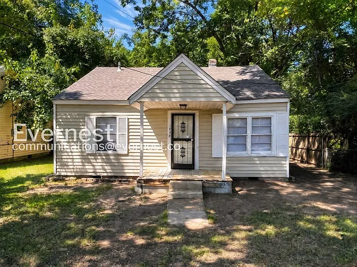 2 bed, 1.0 bath, 812 sqft, $1,050 — Photo 1