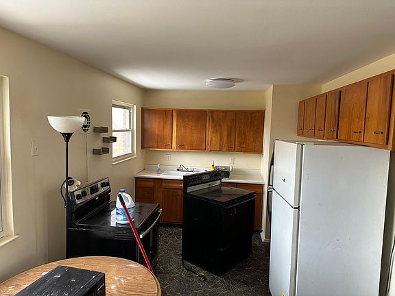 2nd image of 605 Fern Ct
