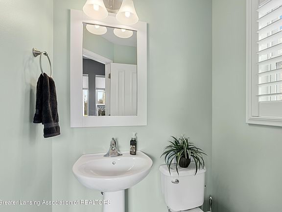 4th image of 3544 Fernwood Ln #72
