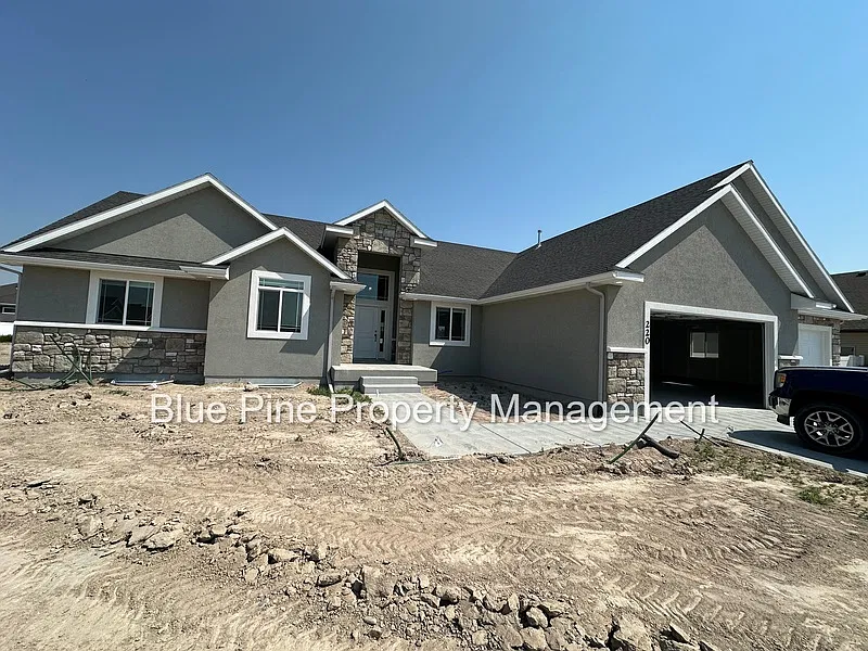 220 Hideout Dr