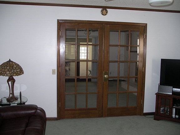 3rd image of 2205 Meadowood Ln