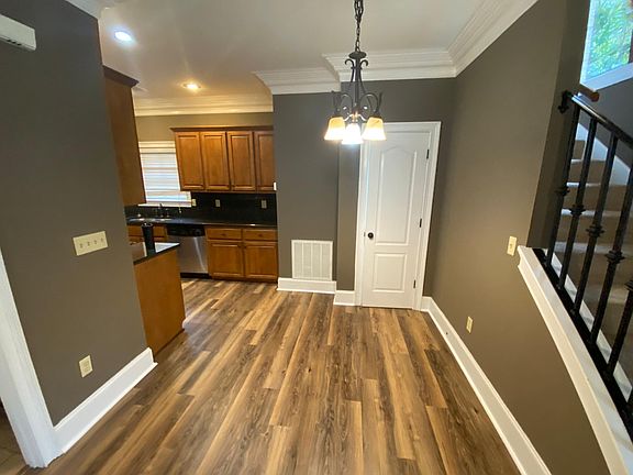 4th image of 160 Falls Grove Dr