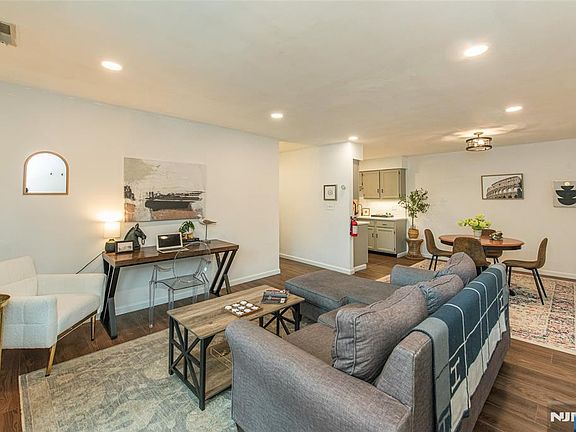 4th image of 34 John St APT 3A