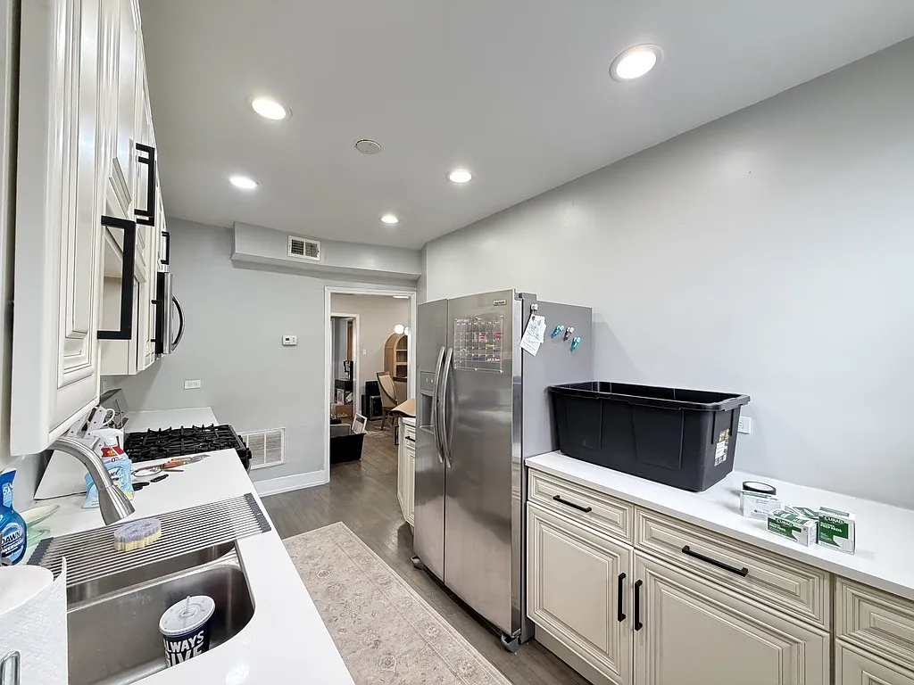 3243 N Damen Ave — Photo 4