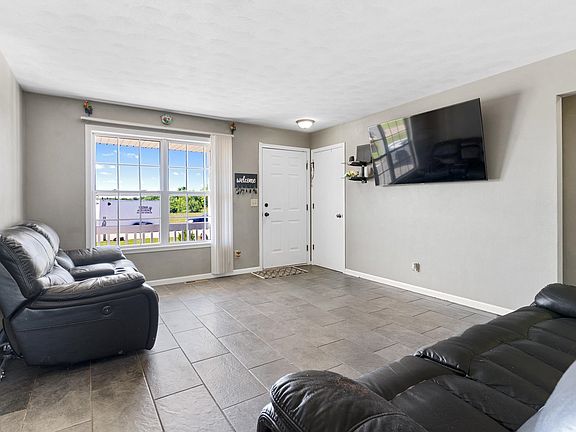 4th image of 2590 Sheridan Grove Dr