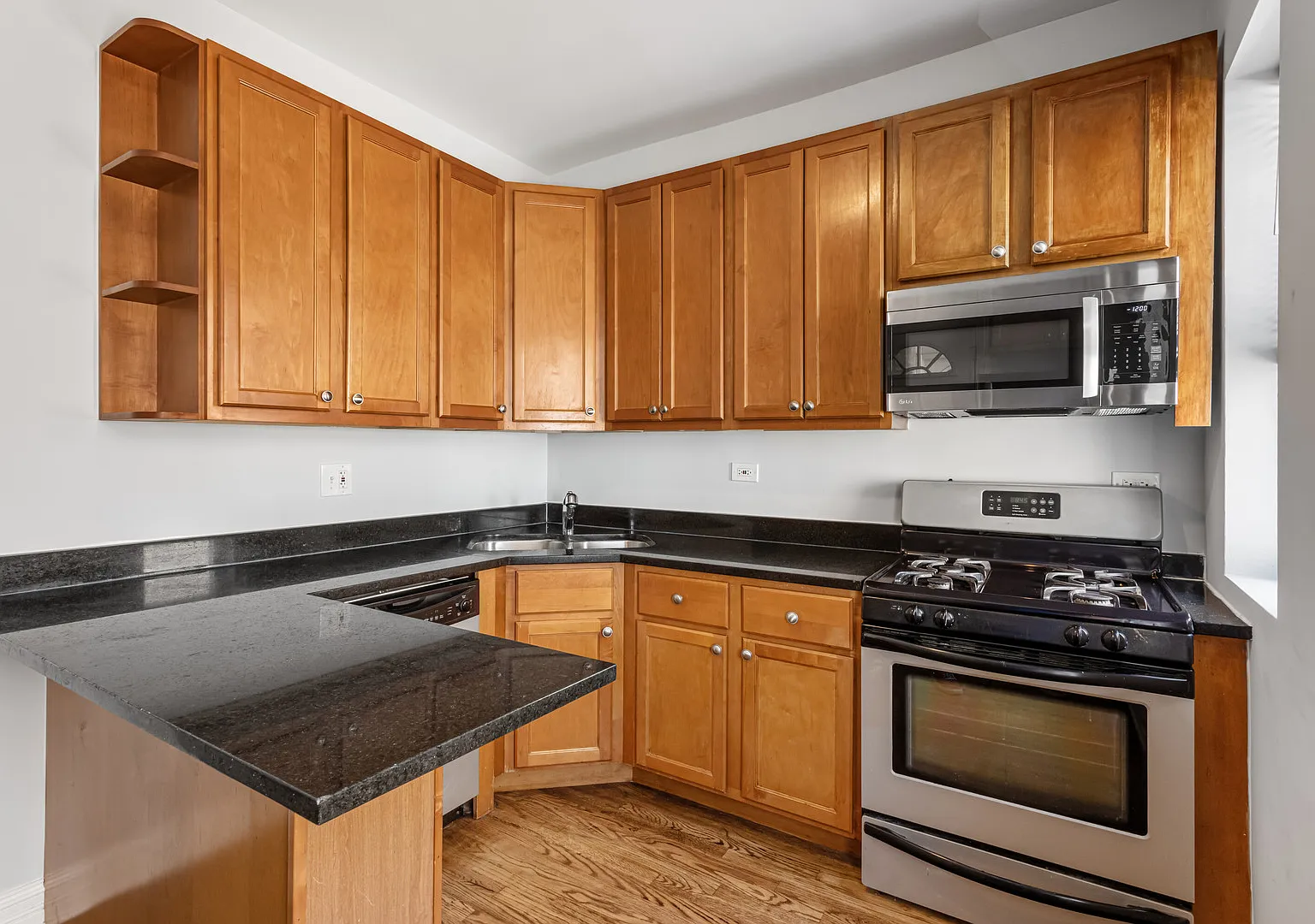2 bed, 760 sqft, $2,118 — Photo 4