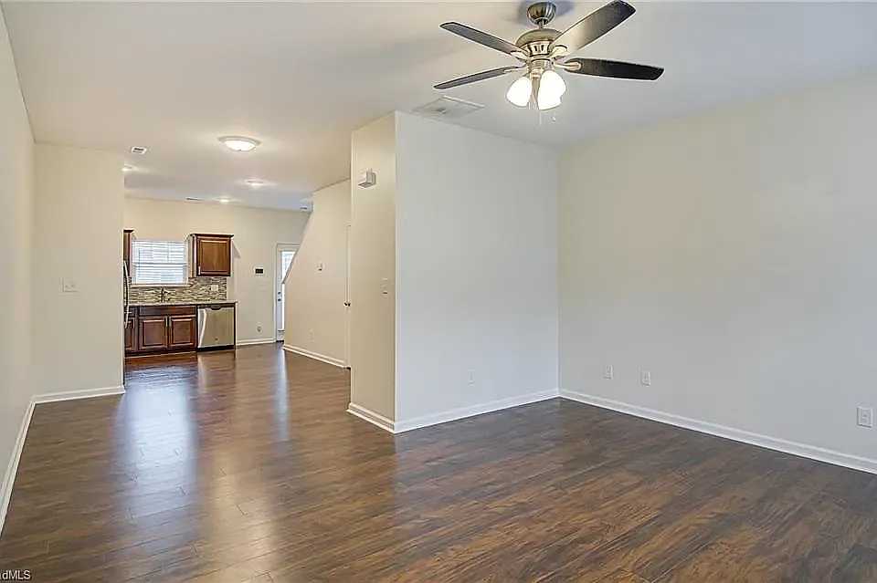 2 bed, 2.5 bath, 1184 sqft, $1,495 — Photo 4