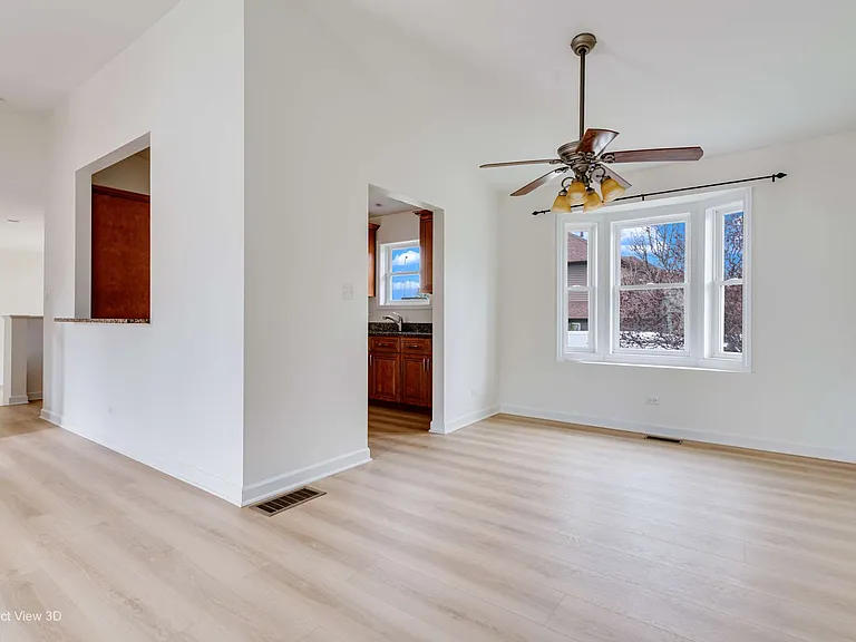 900 Ashford Ln — Photo 4