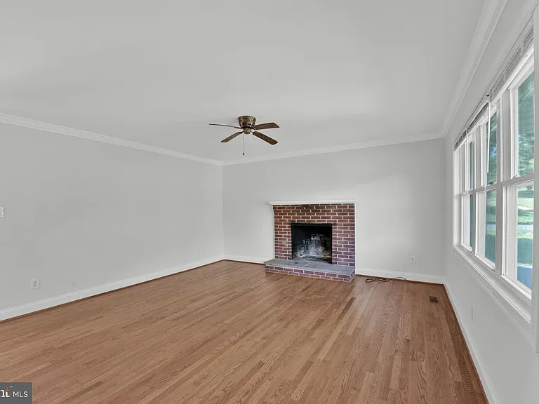 810 Wisteria Dr — Photo 7