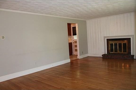 3rd image of 365 Franklin St