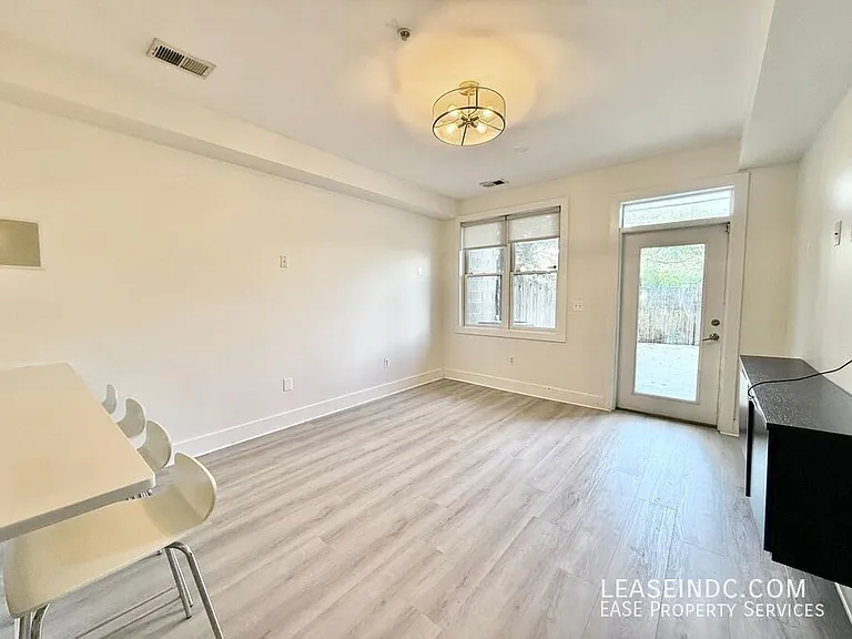 245 15th St SE #101 — Photo 11