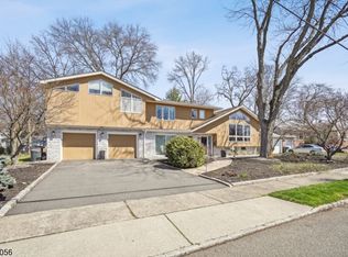 84 Twin Oaks Oval, Springfield, NJ 07081