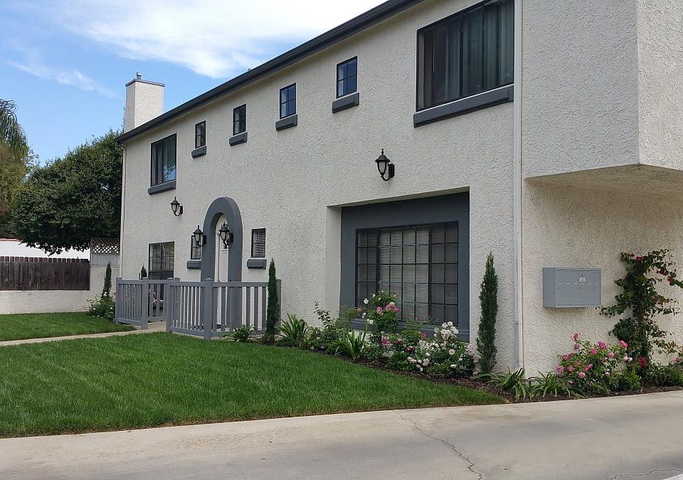 Front of complex - THIS IS NOT THE UNIT THAT IS FOR RENT