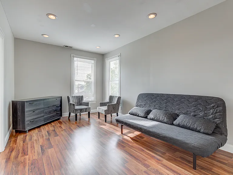 217 W Collins St #B — Photo 8