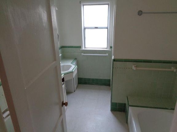 3rd image of 5621 Deane Ave