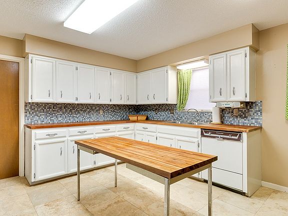 5th image of 142 W Hibiscus Ave