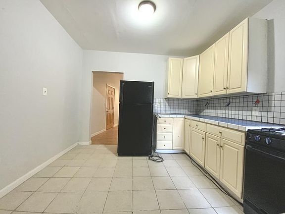 5th image of 3220 W Oxford St #1