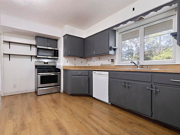 5th image of 123 Dawn Ave