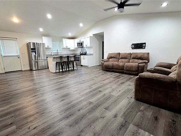 3rd image of 618 Beverly Dr
