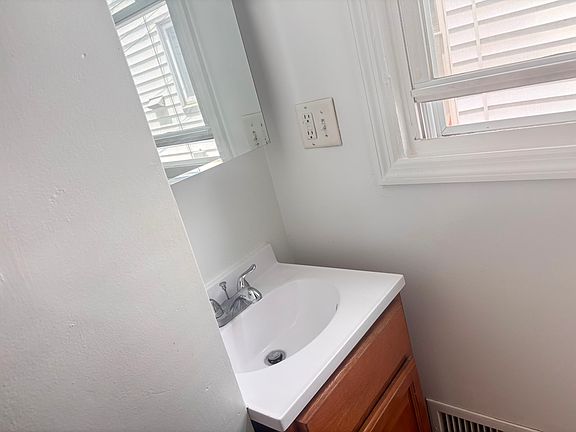 5th image of 158 N 18th St Floor 2
