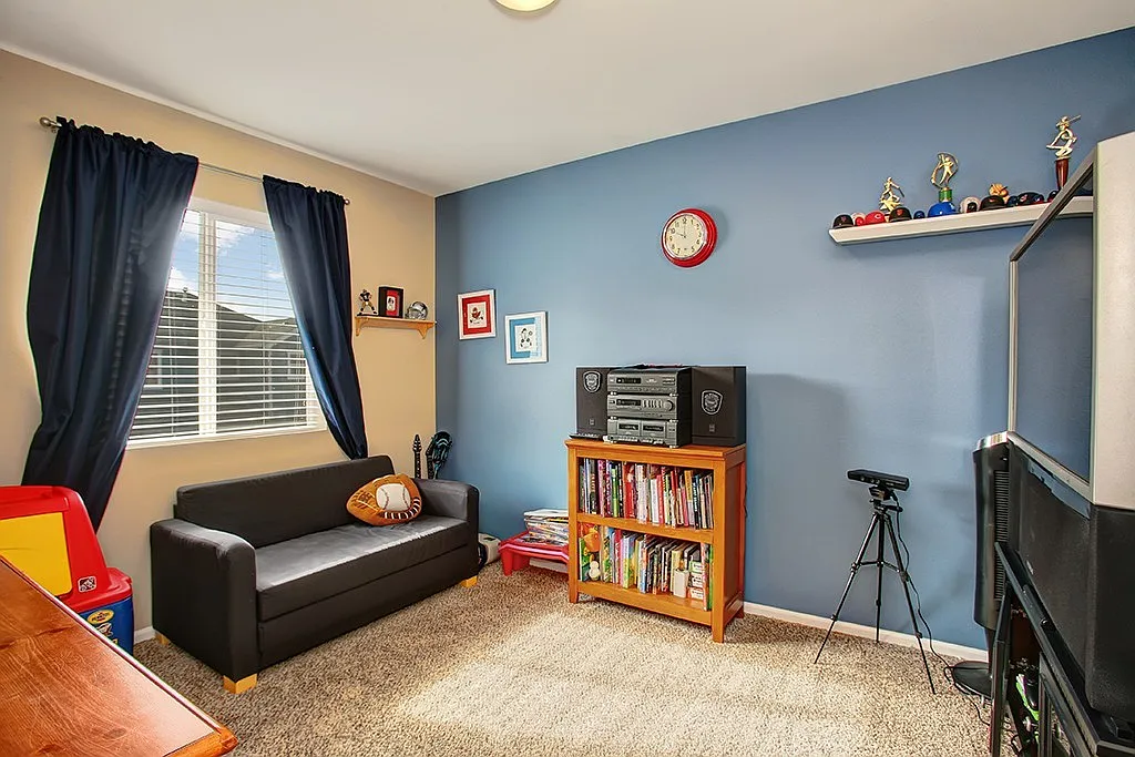4 bed, 2.5 bath, 1900 sqft, $3,950 — Photo 4