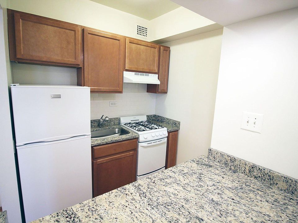 2nd image of 15 W Elm St #1003
