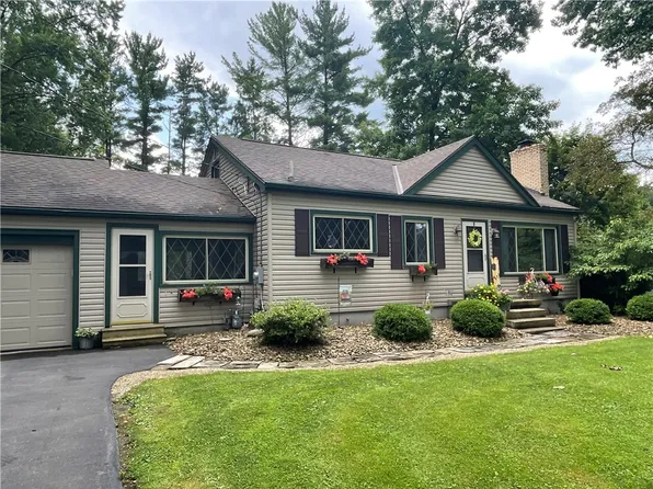 17 Evergreen Dr, Greenville, PA 16125