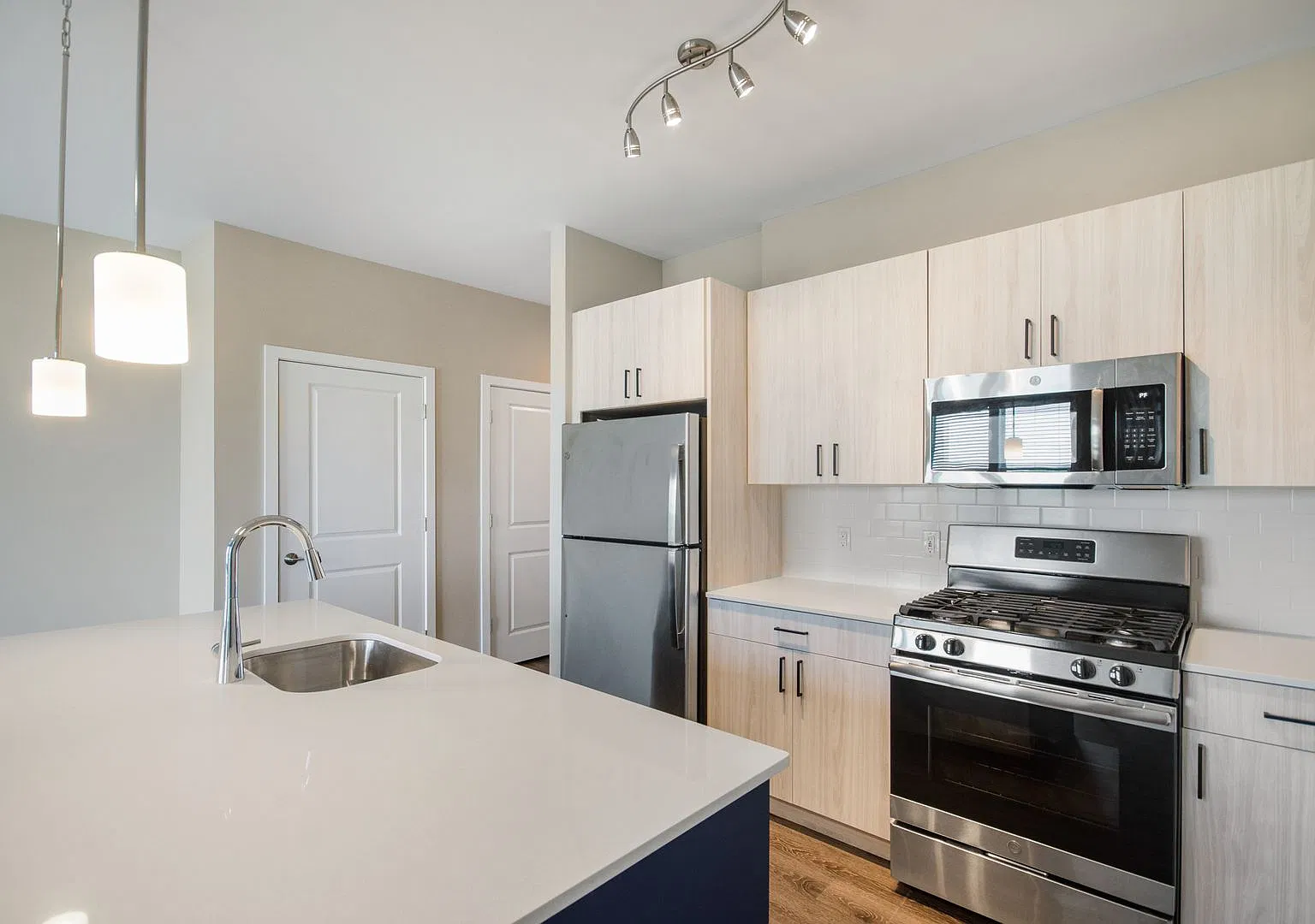 Two Bedroom Luxury Apartment (Elevator Building) — Photo 1