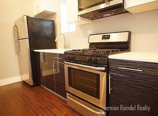 4th image of 2372 Pacific St #4