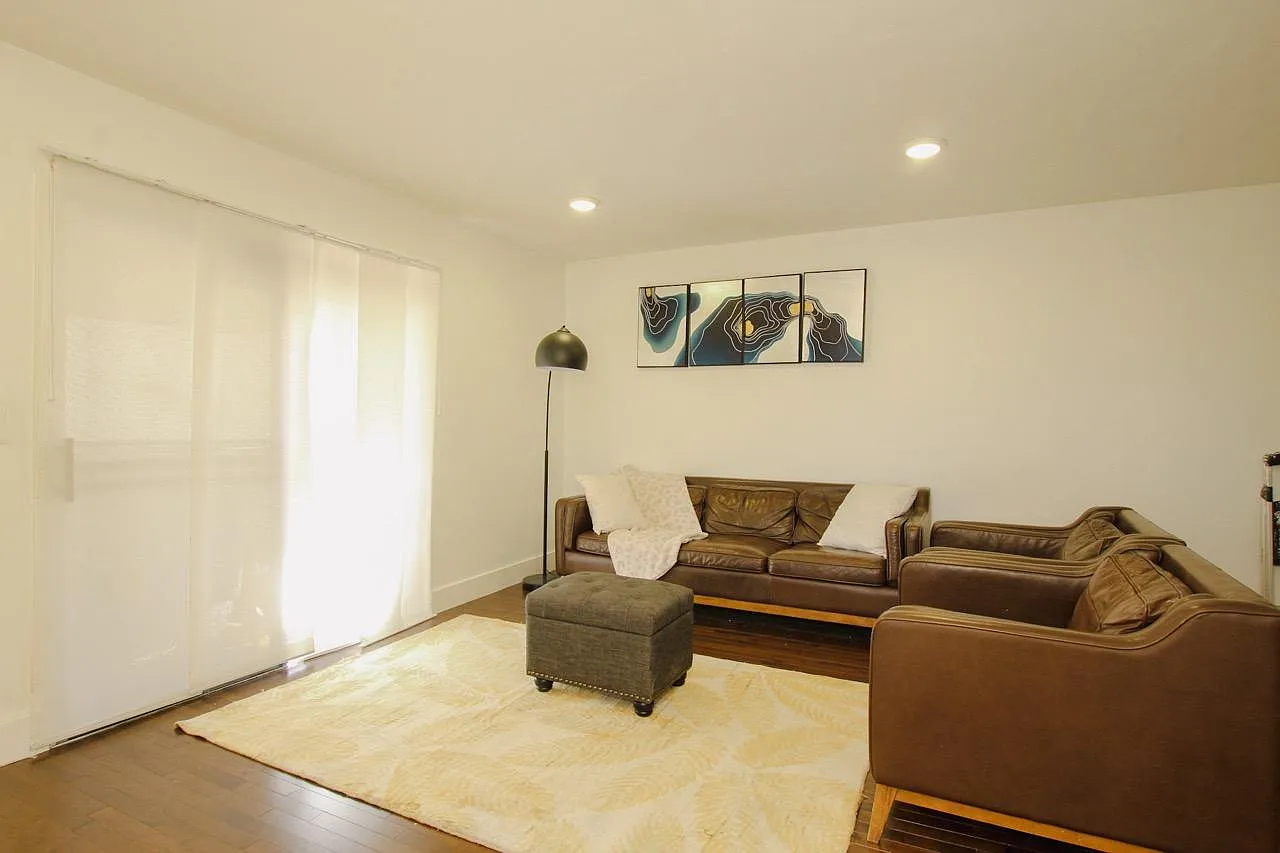 2 bed, 900 sqft, $1,400 — Photo 3