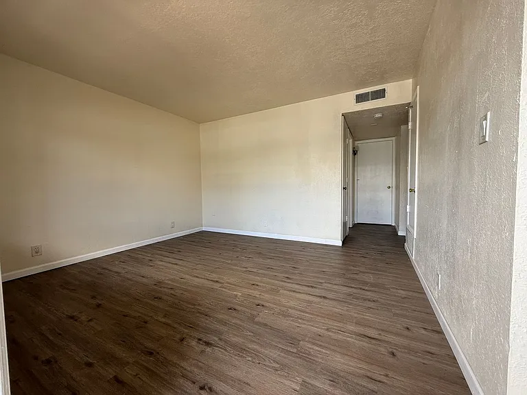 Spacious 2 Bedroom Apartment Near La Mesa Elementary — Photo 8