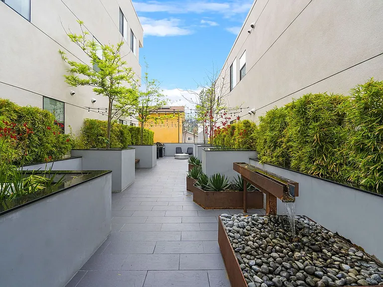 2409 Griffith Park Blvd — Photo 22