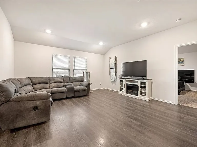805 Fueller Dr — Photo 10
