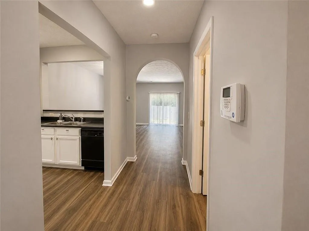 3 bed, 2.5 bath, 1464 sqft, $2,200 — Photo 3