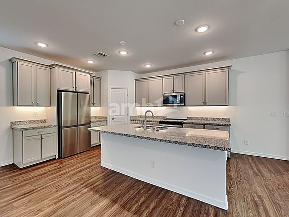4th image of 832 S 150th Dr