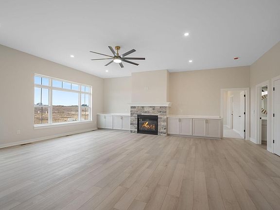 4th image of 821 Tyler WAY