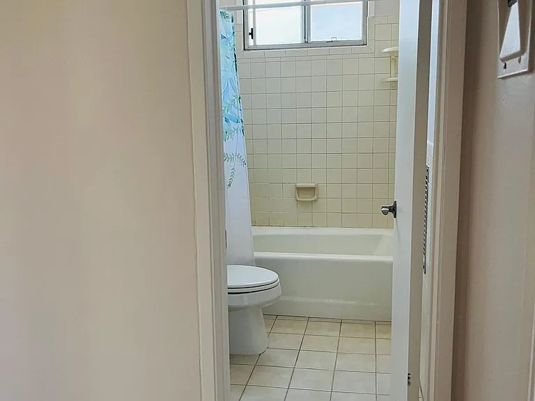 636 N Flores St #4 — Photo 16