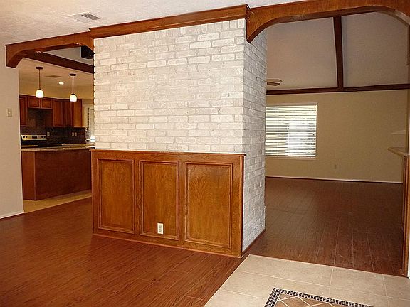 3rd image of 2806 Colony Dr