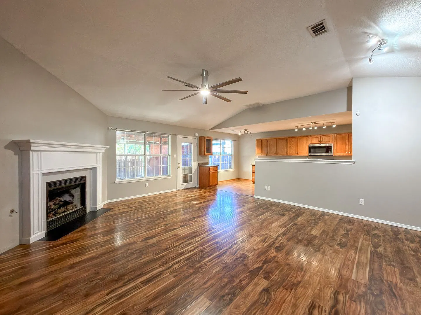 Beautiful Home for Lease! - 3 Bed, 2 Bath, 2 Car Garage in South Fort Smith! — Photo 2