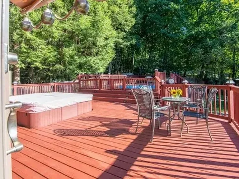 8 Snug Harbor Dr — Photo 2