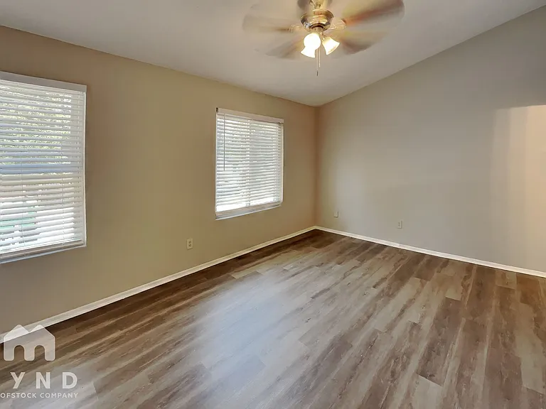 2139 Victoria Pl — Photo 17