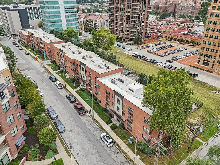 Broadway 46 Apartments — Photo 21