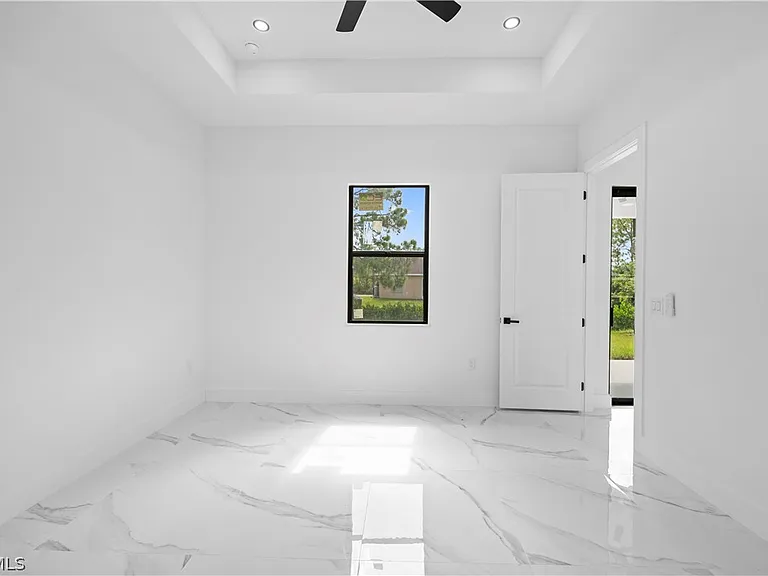 719 Fullerton Ave S — Photo 14