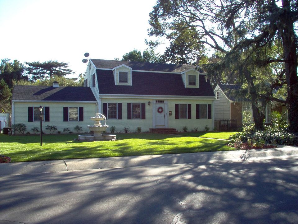 2nd image of 210 E Deodar St